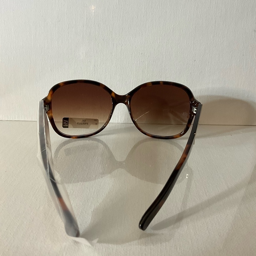 Chic Tortoise Shell Sunglasses - Picture 3 of 5